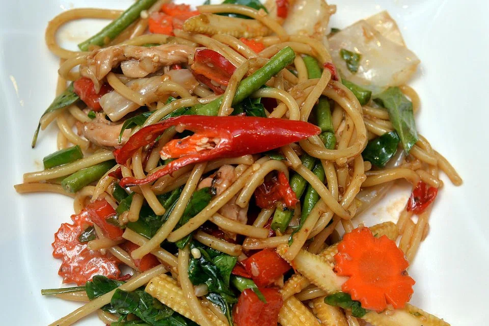 KEPEDASANNYA MEMANG TERASA: Sepinggan 'Thai Fire Spaghetti' ini menggunakan lebih lima batang cili padi merah. Ini tidak termasuk lada merah biasa yang dihiris sebagai hiasan. Memang sesuai untuk mereka yang 'kaki pedas'. 