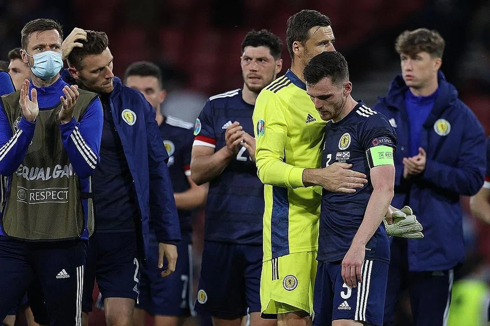 TUNDUK HAMPA: Pemain Scotland hanya mampu menunduk hampa selepas perlawanan apabila impian mereka lebur untuk layak ke pusingan 16 pasukan terakhir buat kali pertama lebur di tangan Croatia. - Foto AFP