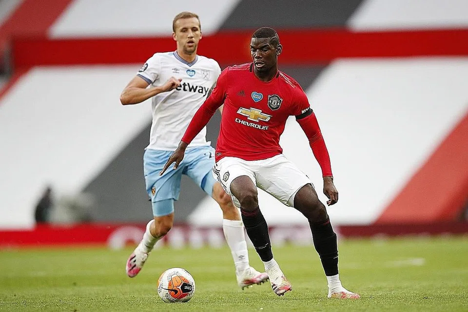 PEMAIN PENTING: Menurut ejen Mino Raiola, Pogba (jersi merah) telah diberi pengesahan oleh pengurusan Manchester United bahawa beliau pemain penting kelab itu bagi musim depan dan pada jangka panjang. - Foto fail REUTERS