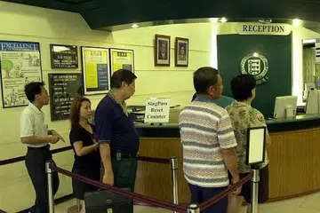 Gambar Fail: Warga beratur untuk mendapatkan kata laluan SingPass, yang digunakan untuk membolehkan mereka melanggani khidmat dalam talian pemerintah.