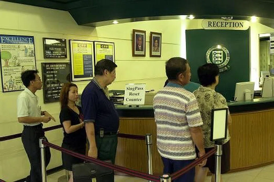 Gambar Fail: Warga beratur untuk mendapatkan kata laluan SingPass, yang digunakan untuk membolehkan mereka melanggani khidmat dalam talian pemerintah.