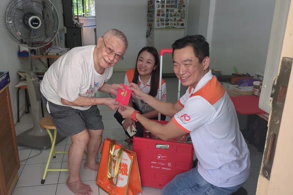 Setiausaha Parlimen Kanan (Kebudayaan, Masyarakat dan Belia merangkap Pembangunan Sosial dan Keluarga), Encik Eric Chua, menyampaikan ‘beg berkat’ kepada sebuah keluarga di Queenstown sempena acara Fú Dài 2024.