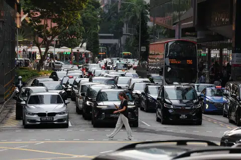 Ini adalah kali pertama premium Sijil Hak Memiliki Kenderaan (COE) turun secara menyeluruh sejak Jun.
