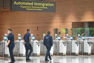 Semua pelawat yang tiba di Singapura akan diperiksa berdasarkan satu senarai pemantauan orang yang berkepentingan, selain senarai mereka yang dikesan oleh ICA sebagai berisiko lebih tinggi. Pelawat sedemikian kemudian perlu jalani pemeriksaan lebih ketat. 