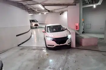 Beberapa kereta mengalami kerosakan apabila tergelincir dan melanggar tembok ketika sedang memasuki laluan ke parkir pusat beli-belah Funan ekoran hujan lebat pada 14 Mei.