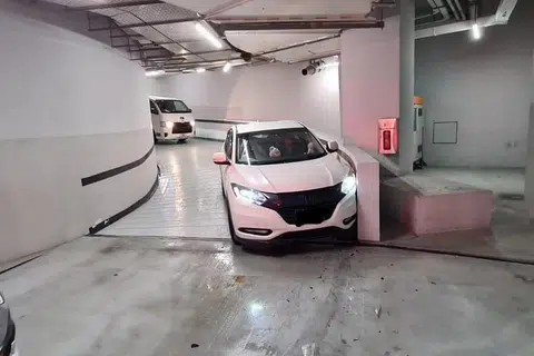 Beberapa kereta mengalami kerosakan apabila tergelincir dan melanggar tembok ketika sedang memasuki laluan ke parkir pusat beli-belah Funan ekoran hujan lebat pada 14 Mei.