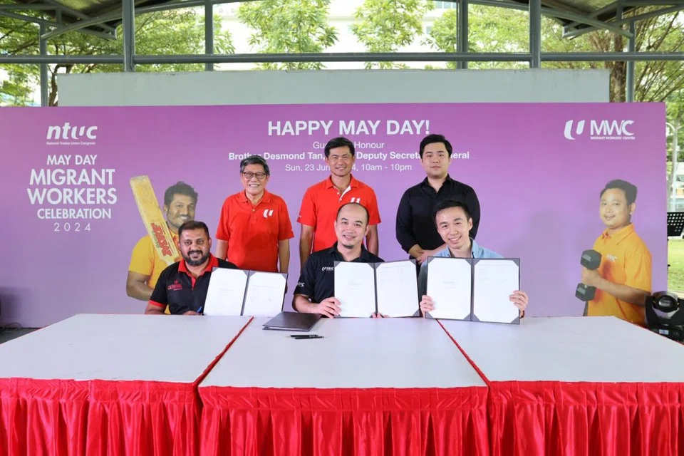 (Berdiri, dari kiri) Penasihat Segmen Pekerja Migran Kongres Kesatuan Sekerja Kebangsaan (NTUC), Encik Yeo Guat Kwang; Timbalan Setiausaha Agung NTUC, Encik Desmond Tan; Pengarah Grow Education Ltd, Encik Yang Ao. (Duduk dari kiri) Pengurus Kawasan Singapura Carnival Cinemas, Encik Aji Radakrishnan; Pengarah Pusat Pekerja Migran, Encik Michael Lim; dan Pengarah Grow Education Ltd, Encik Seah Kah Howe.