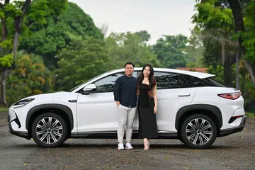 Ejen hartanah, Encik Kennedy Yong (kiri), 28 tahun, bersama isterinya, Cik Angela Tan (kanan), 27 tahun, berkata bahawa beliau paling menghargai fungsi sistem penyejukan yang boleh dikawal dari jauh yang terdapat di kereta elektrik BYD Sealion 7 beliau.