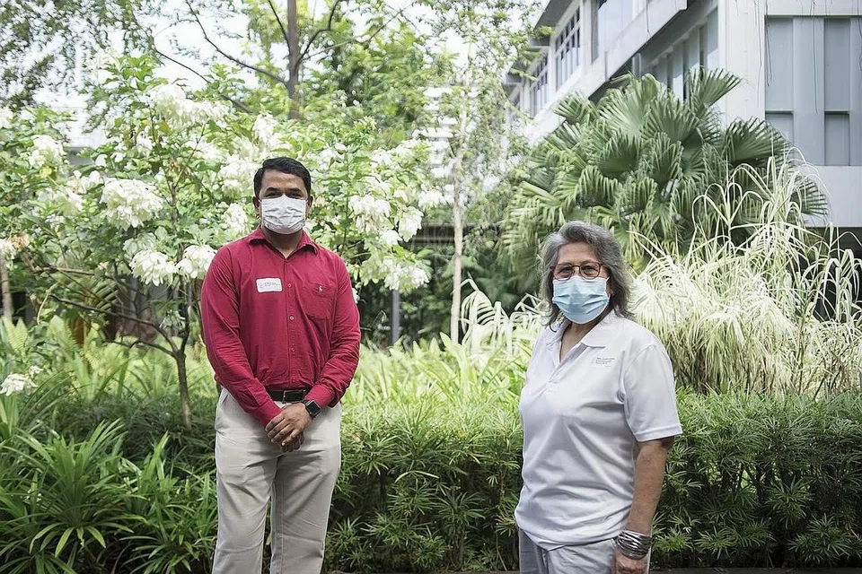 PENGHARGAAN IKHLAS: Timbalan Pengarah AWWA, Encik Sairam Azad, dan Cik Junainah Eusope dari Kelab Heal merupakan antara wakil pertubuhan sosial yang hadir di acara menyanyikan lagu kebangsaan di Enabling Village pagi semalam.