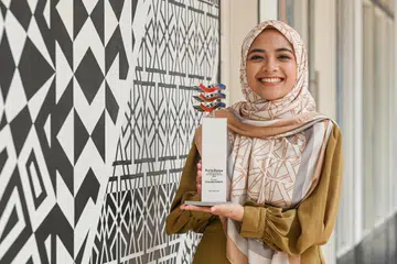 Bagi penerima Jauhari Harapan Berita Harian 2024, Cik Zulayqha Zulkifli, keputusannya menyumbang semula kepada masyarakat bukan sekadar untuk melakukan kebaikan, tetapi ia cara memberi penghormatan kepada individu yang pernah membantunya di kala beliau kesempitan tidak lama dulu.