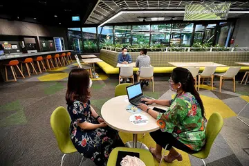MELAKUKAN PENYESUAIAN: Syarikat boleh meneruskan pengaturan pasukan berpecah semasa tempoh ini untuk memastikan operasi tidak terjejas sekiranya terdapat seorang pekerhja yang diuji positif bagi Covid-19. - Foto fail