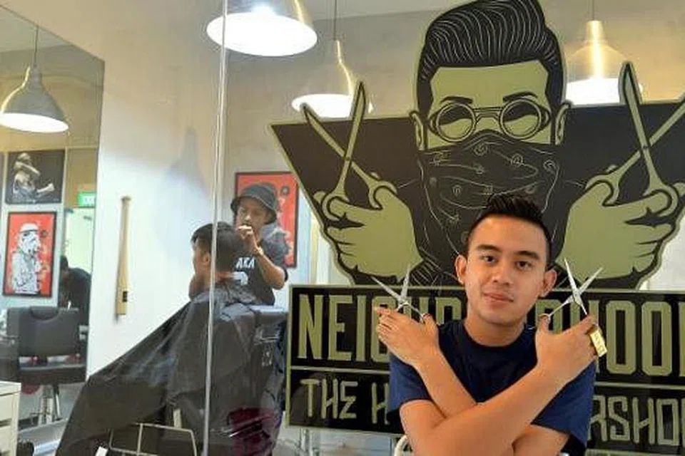 SEDIAKAN PLATFORM UNTUK PENGGUNTING MUDA: Alyph dari kumpulan Sleeq baru sahaja menubuhkan kedai gunting rambut 'Neighbourhood Barber Shop' di Icon@Changi bagi penggunting muda yang mempunyai impian membuka kedai mereka sendiri tetapi modal belum mencukupi ketika ini. - Foto M.O. SALLEH