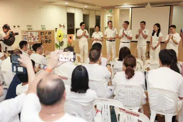 Menteri Pendidikan, Encik Chan Chun Sing (tengah), bercakap dengan ahli Parti Tindakan Rakyat (PAP) pada 3 Mei. Bersama beliau ialah calon GRC Tanjong Pagar, (dari kiri) Encik Alvin Tan, Cik Joan Pereira, (dari kanan) Encik Foo Cexiang dan Cik Rachel Ong, serta calon SMC Radin Mas, Encik Melvin Yong (ketiga dari kiri) dan calon SMC Queenstown, Encik Eric Chua.