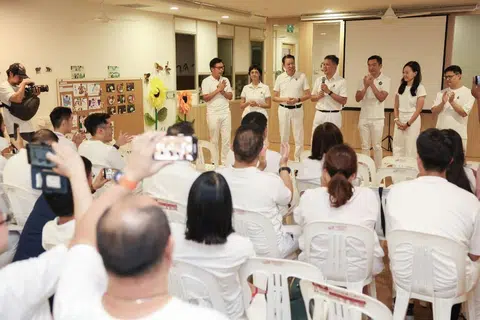 Menteri Pendidikan, Encik Chan Chun Sing (tengah), bercakap dengan ahli Parti Tindakan Rakyat (PAP) pada 3 Mei. Bersama beliau ialah calon GRC Tanjong Pagar, (dari kiri) Encik Alvin Tan, Cik Joan Pereira, (dari kanan) Encik Foo Cexiang dan Cik Rachel Ong, serta calon SMC Radin Mas, Encik Melvin Yong (ketiga dari kiri) dan calon SMC Queenstown, Encik Eric Chua.
