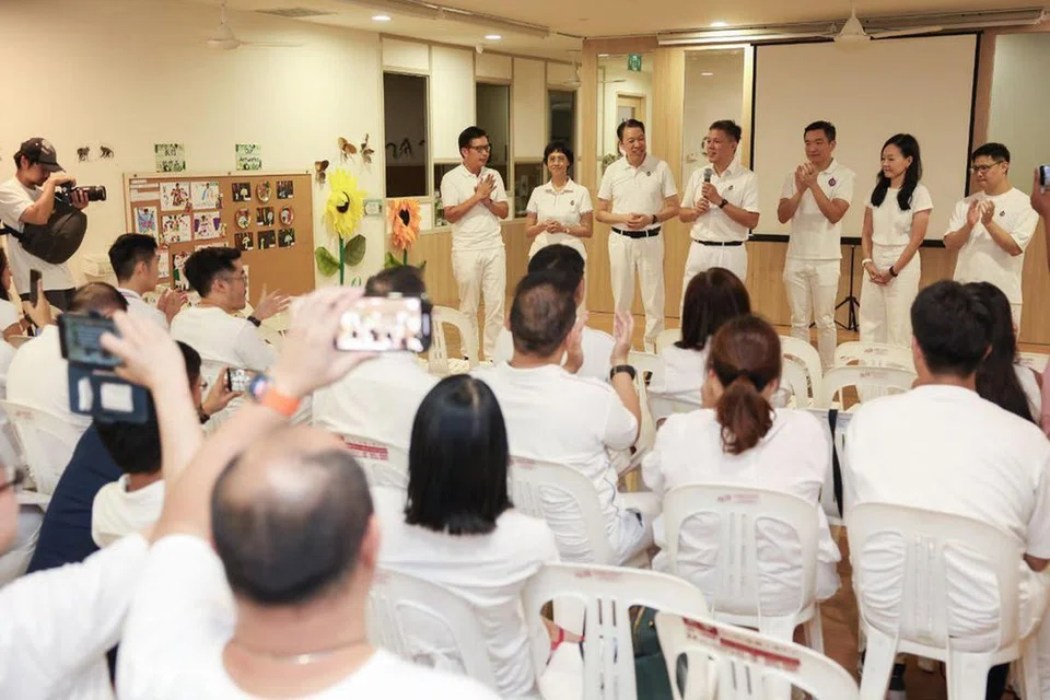 Menteri Pendidikan, Encik Chan Chun Sing (tengah), bercakap dengan ahli Parti Tindakan Rakyat (PAP) pada 3 Mei. Bersama beliau ialah calon GRC Tanjong Pagar, (dari kiri) Encik Alvin Tan, Cik Joan Pereira, (dari kanan) Encik Foo Cexiang dan Cik Rachel Ong, serta calon SMC Radin Mas, Encik Melvin Yong (ketiga dari kiri) dan calon SMC Queenstown, Encik Eric Chua.