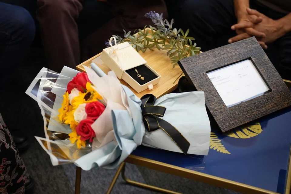 ‘Mas kahwin’ seutas rantai emas dan cek ‘hantaran’ bernilai $7,000 disiapkan oleh wartawan BH/BM untuk ‘majlis’ yang berlangsung di pejabat bilik berita pada 24 Jun.