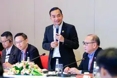 Menteri Besar Johor, Datuk Onn Hafiz Ghazi (tengah) ketika mengadakan sesi dialog pelaburan strategik di Beijing, China.