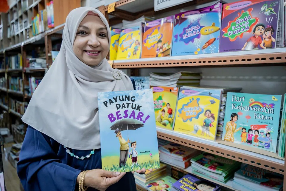 Penulis buku kanak-kanak, ‘Payung Datuk Besar’, Hana Mohd, baru-baru ini menterjemahkan dua buku – ‘Terbanglah Lintang’ dan ‘Pokok Kesayangan Daru’ – dalam bahasa Indonesia ke bahasa Melayu. 