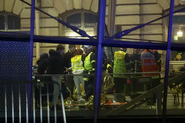 Anggota bomba dan doktor merawat penumpang yang cedera di stesen kereta api Strasbourg susulan perlanggaran dua trem pada 11 Januari.