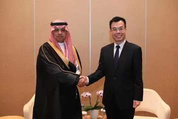 Presiden GACA, Encik Abdulaziz Al-Duailej (kiri), dan Ketua pengarah CAAS, Encik Han Kok Juan, pada majlis menandatangani perjanjian dua hala pada 19 Februari.