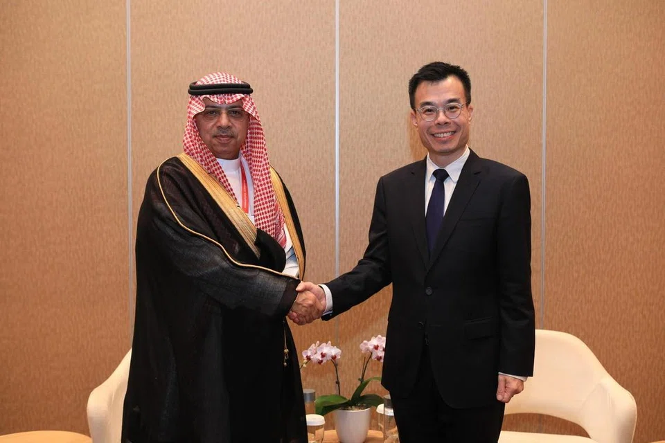 Presiden GACA, Encik Abdulaziz Al-Duailej (kiri), dan Ketua pengarah CAAS, Encik Han Kok Juan, pada majlis menandatangani perjanjian dua hala pada 19 Februari.