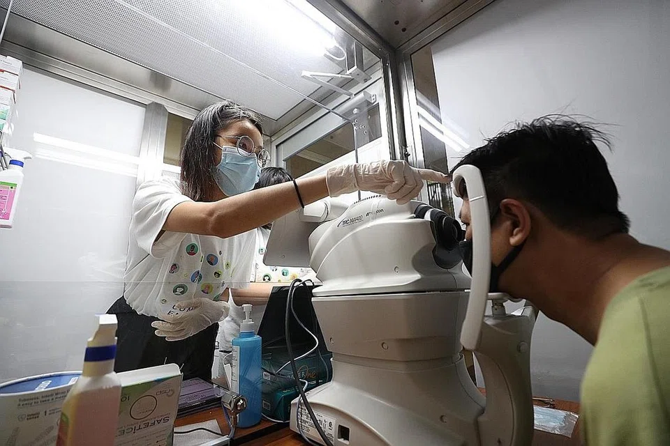 PEMERIKSAAN KESIHATAN: Pemeriksaan kesihatan percuma menggunakan teknologi terkini kini ditawarkan sekumpulan pelajar siswazah NTU di Kelab Masyarakat Punggol 21. - Foto BH oleh TIMOTHY DAVID