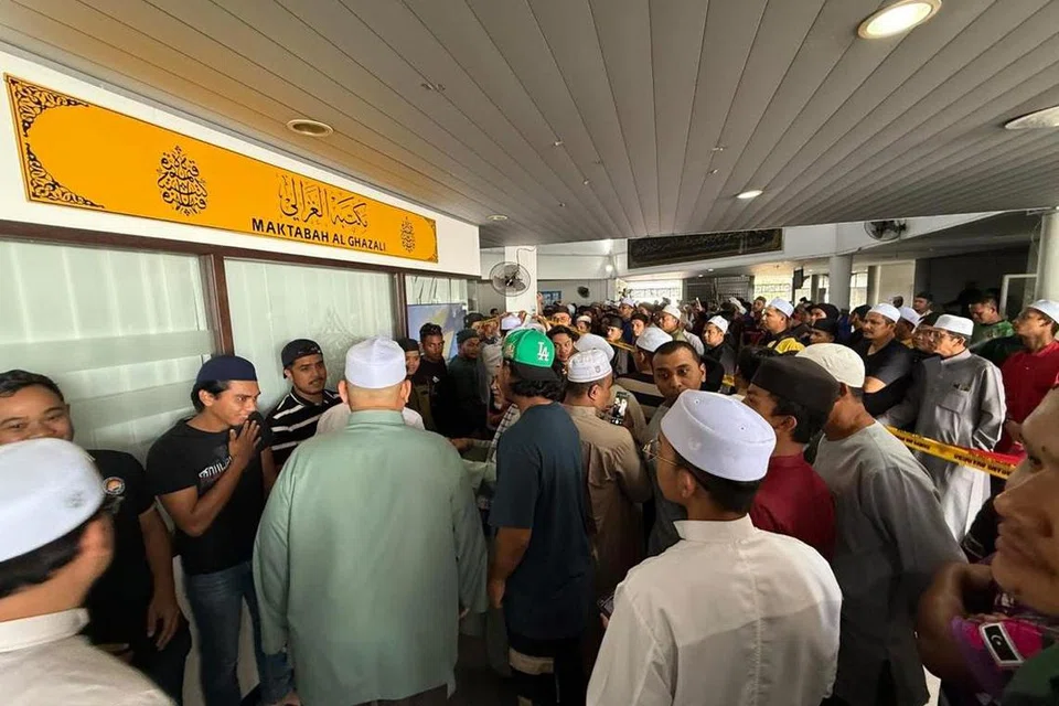 Orang ramai berkumpul di dewan Masjid Al-Muktafi Billah Shah, Kuala Terengganu, Terengganu, selepas solat Jumaat pada 27 Disember, untuk menyaksikan pelaksanaan hukuman enam sebatan terhadap seorang pesalah khalwat berulang. 