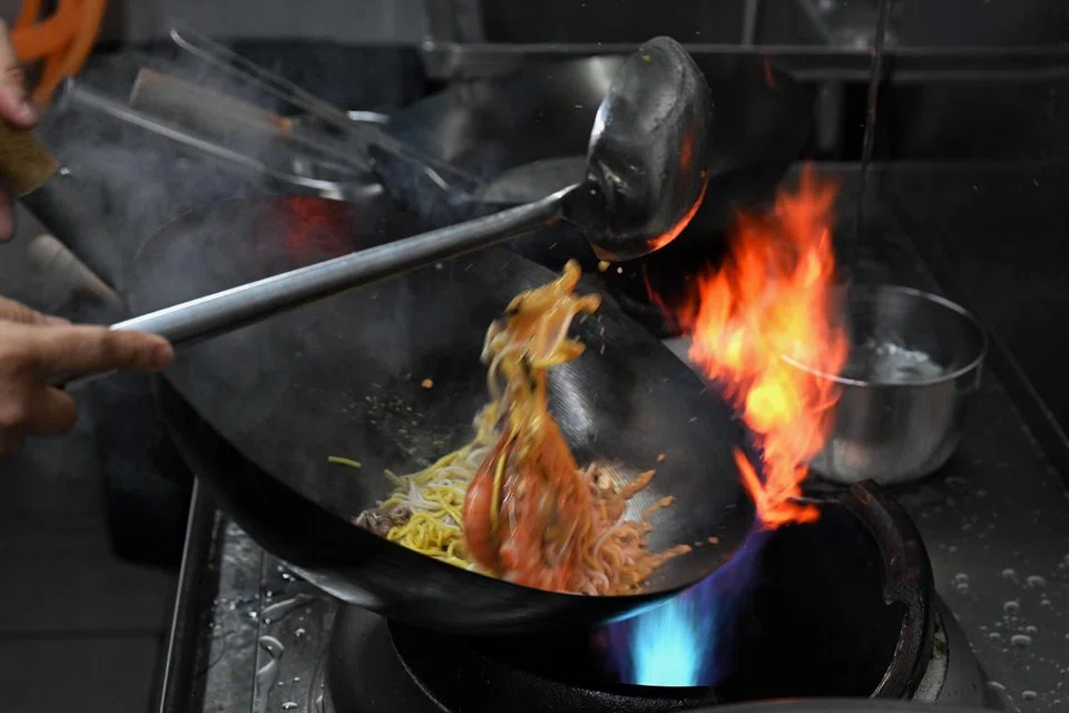 Mi Hokkien dimasak dengan api yang besar untuk mendapatkan rasa ‘wok hei’. 