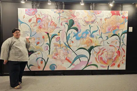 Pengunjung boleh bergambar bersama karya seni oleh pelukis James Jean yang telah menggambarkan ketujuh-tujuh anggota kumpulan BTS di sebuah taman bunga secara abstrak. 