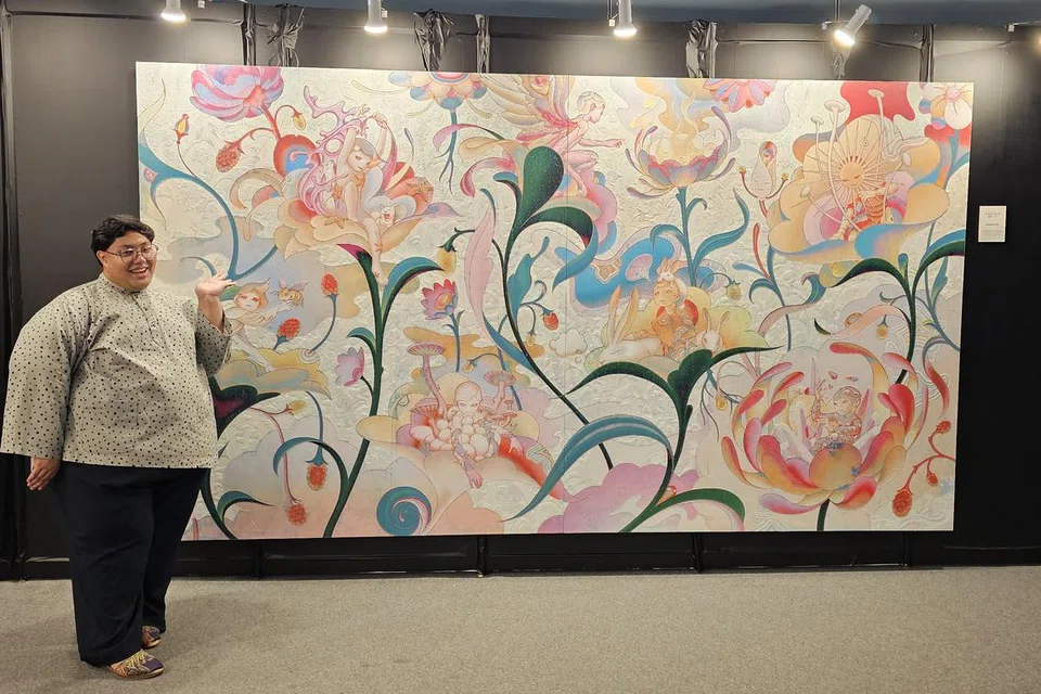 Pengunjung boleh bergambar bersama karya seni oleh pelukis James Jean yang telah menggambarkan ketujuh-tujuh anggota kumpulan BTS di sebuah taman bunga secara abstrak. 
