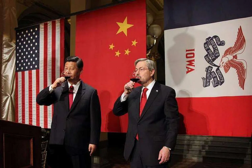 Gabenor Terry Branstad meraikan Encik Xi Jinping, yang ketika itu Naib Presiden China, semasa beliau melawat Iowa pada 15 Feb 2012. 