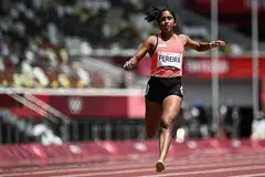 CATAT MASA TERBAIK MUSIM: Shanti ketika bersaing dalam saringan lari pecut 200 meter di Stadium Olimpik pada pagi semalam. - Foto AFP