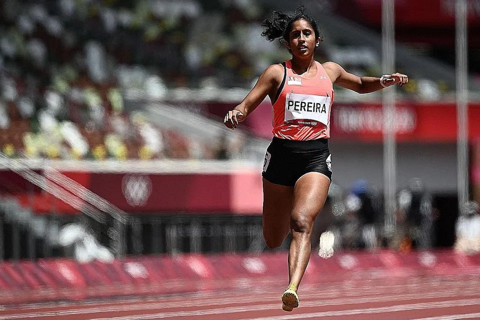 CATAT MASA TERBAIK MUSIM: Shanti ketika bersaing dalam saringan lari pecut 200 meter di Stadium Olimpik pada pagi semalam. - Foto AFP