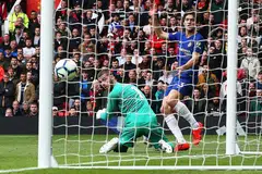 GOL PENYAMAAN: Pemain pertahanan Chelsea, Marcos Alonso (kanan) menjaringkan gol penyamaan ketika menentang Manchester United di Old Trafford. Kesilapan De Gea yang gagal menangkap kemas rembatan jarak jauh Antonio Rudiger membolehkan Marcos Alonso menyamakan kedudukan sejurus sebelum rehat. - Foto EPA-EFE