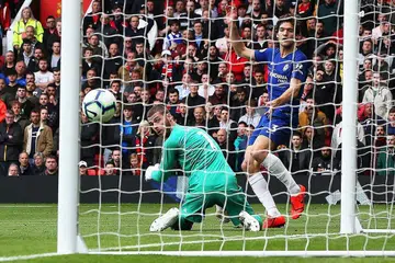 GOL PENYAMAAN: Pemain pertahanan Chelsea, Marcos Alonso (kanan) menjaringkan gol penyamaan ketika menentang Manchester United di Old Trafford. Kesilapan De Gea yang gagal menangkap kemas rembatan jarak jauh Antonio Rudiger membolehkan Marcos Alonso menyamakan kedudukan sejurus sebelum rehat. - Foto EPA-EFE