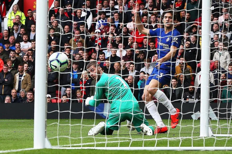 GOL PENYAMAAN: Pemain pertahanan Chelsea, Marcos Alonso (kanan) menjaringkan gol penyamaan ketika menentang Manchester United di Old Trafford. Kesilapan De Gea yang gagal menangkap kemas rembatan jarak jauh Antonio Rudiger membolehkan Marcos Alonso menyamakan kedudukan sejurus sebelum rehat. - Foto EPA-EFE