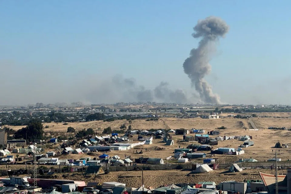 Asap berkepulan semasa operasi darat Israel di Khan Younis, di tengah-tengah konflik berterusan antara Israel dengan Hamas, seperti yang dilihat dari kem yang melindungi penduduk Palestin yang kehilangan tempat tinggal di Rafah, selatan Jaluran  Gaza, pada 11 Februari. 