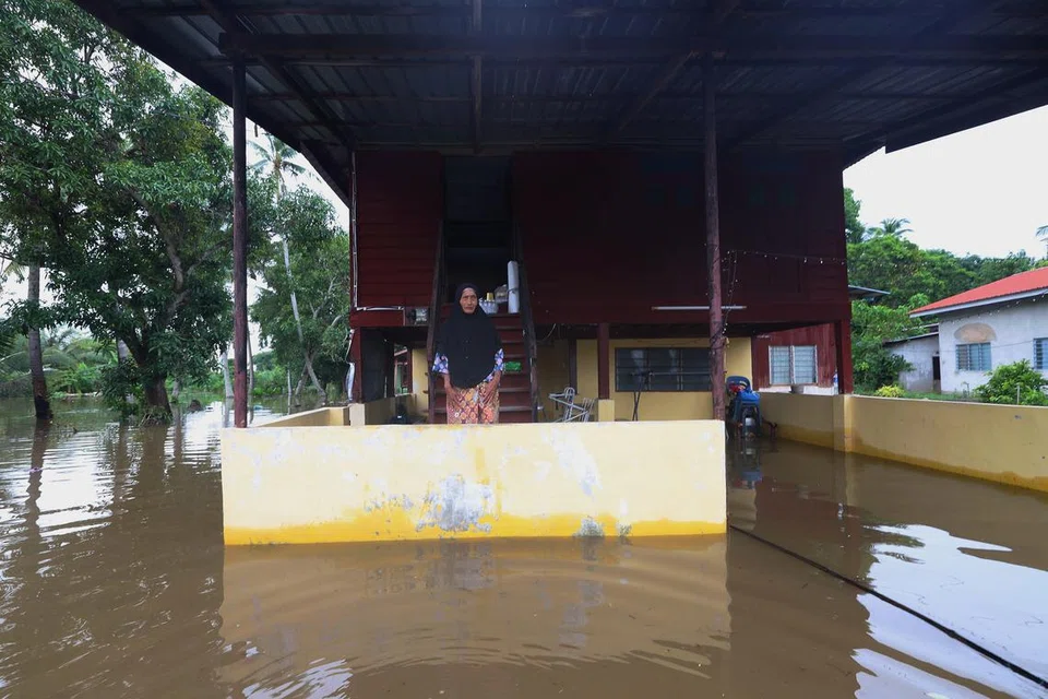Ada penduduk yang memilih untuk kekal tinggal di rumah sendiri walaupun ditenggelami banjir ketika tinjauan banjir di Kampung Alor Melintang, dekat Sungai Baru di sini.