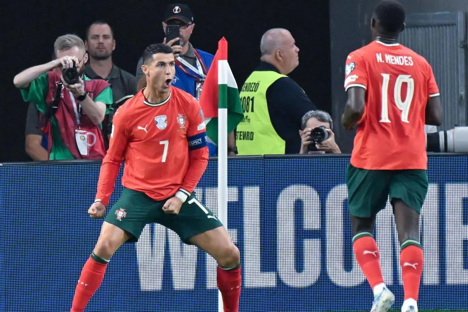 Penyerang dan kapten Portugal, Cristiano Ronaldo (kiri), menghasilkan rekod terbaru dengan menjaringkan gol antarabangsanya yang ke-141 ketika menentang Hungary pada 9 September. 