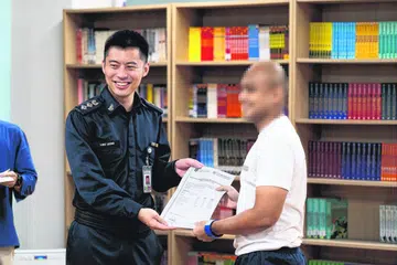 ANTARA PELAJAR TERBAIK: Nabil, bukan nama sebenar, berjaya mendapat empat markah kepujian dan gred A1 dalam Matematik di Sekolah Penjara menjadikannya antara dua pelajar terbaik Sekolah Penjara bagi Sijil Am Pelajaran (GCE) peringkat Normal (Akademik).