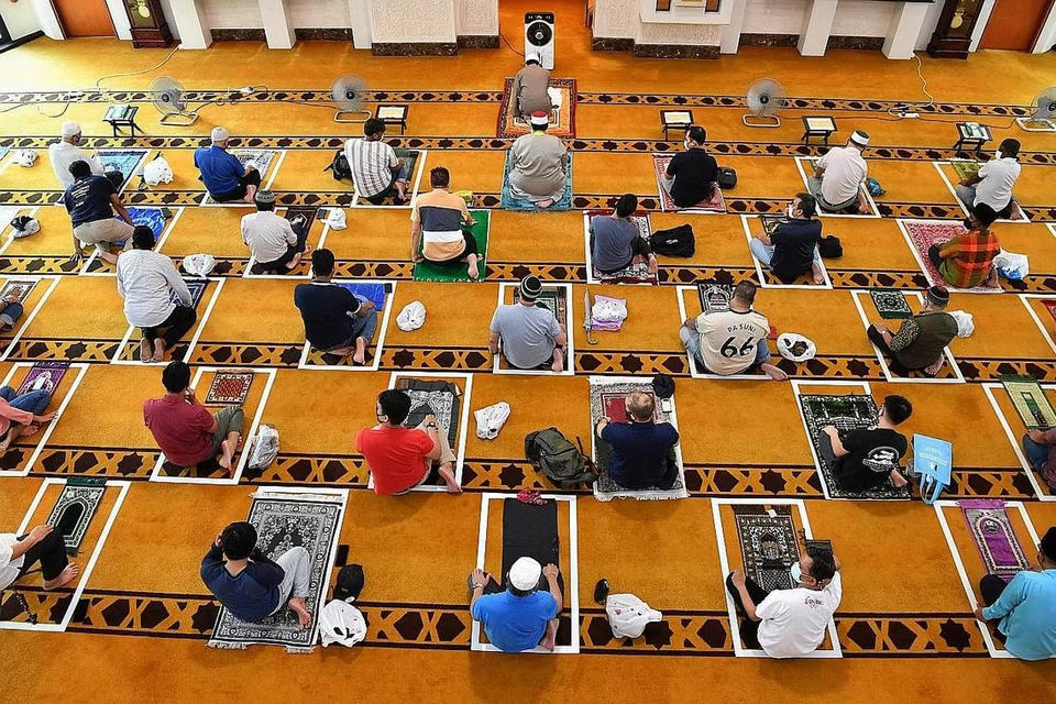 COVID-19 BUKAN GURAUAN: Berdasarkan statistik Covid-19, sudah banyak kelompok yang wujud di pasar raya, masjid, sekolah dan sebagaimya. Perkara ini membuktikan bahawa Covid-19 bukanlah suatu gurauan kerana ia mudah berjangkit dan membahayakan. Justeru, langkah jaga keselamatan diri dan orang lain perlu diamalkan. - Foto fail
