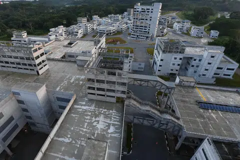 Bandar Safti Fasa 1 meliputi pelbagai jenis bangunan yang boleh, antara lain, digunakan untuk latihan Keselamatan Dalam Negara.