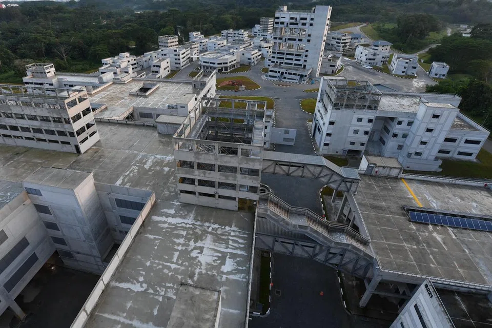 Bandar Safti Fasa 1 meliputi pelbagai jenis bangunan yang boleh, antara lain, digunakan untuk latihan Keselamatan Dalam Negara.