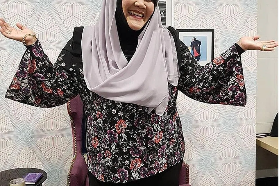 TERJEJAS: Aishah mengakui telah 'disenaraihitamkan' daripada pihak tertentu hingga periuk nasinya sebagai penyanyi terjejas, tetapi kini telah menerima panggilan daripada RTM bagi menjayakan sebuah rancangan Hari Raya. Umum mengetahui bahawa Aishah merupakan penyokong Pakatan Harapan. - Foto fail 