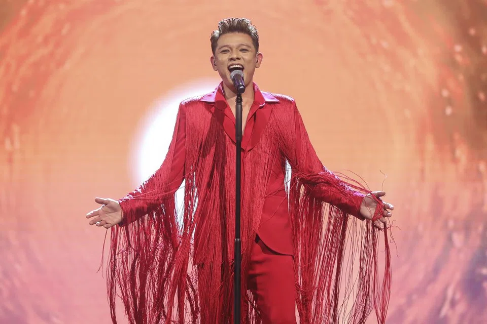 DIBERI LAGU ‘GILA JUDI’: Ketua Juri, Datuk Ramli MS, ingin lihat Hady Mirza belajar menyelami watak dalam lagu, ‘Gila Judi’, yang ditugaskan kepadanya. 