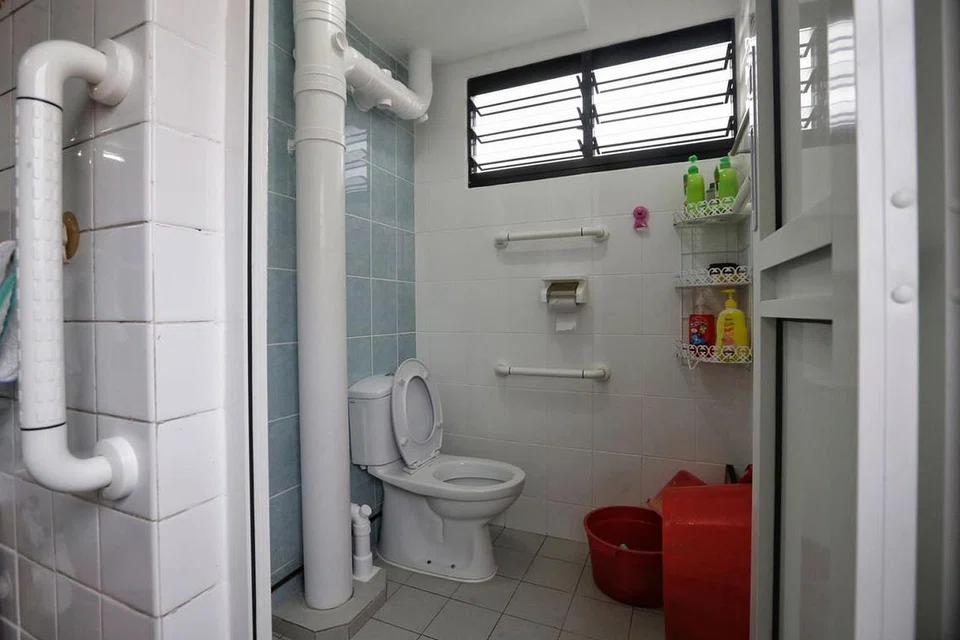 JALANI DUA HIP: Program Peningkatan Rumah (HIP) akan diperluas untuk menaik taraf lagi 230,000 flat, antaranya di Pasir Ris, Yishun, Tampines, Jurong, yang dibina antara 1987 dengan 1997. - Foto fail