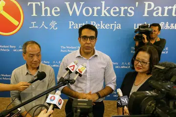 PERALIHAN PUCUK PIMPINAN: Encik Pritam Singh (tengah) bercakap dengan media selepas diundi menjadi setiausaha agung baru WP, mengambil alih daripada Encik Low Thia Khiang (kiri). Mereka turut disertai pengerusi WP, Cik Sylvia Lim. - Foto BH oleh SEAH KWANG PENG