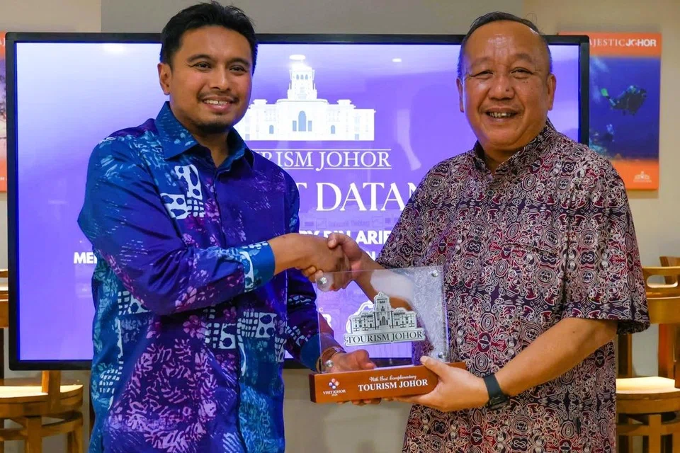 Menteri Pelancongan, Kebudayaan dan Alam Sekitar Sabah, Datuk Jafry Ariffin (kanan), bersama Pengarah Tourism Johor, Encik Nazrul Abd Rahim.