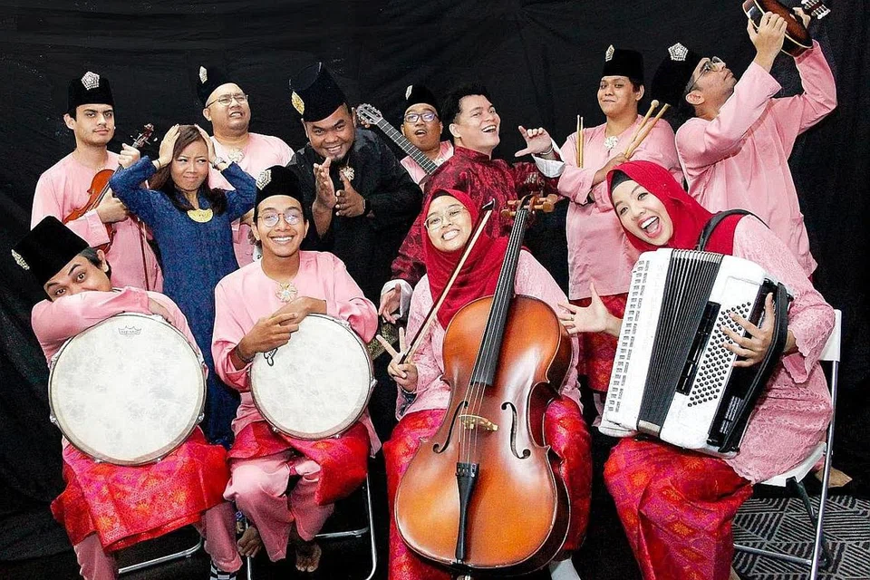GENDANG AKUSTIKA: Cik Syafiqah juga adalah pengarah muzik kumpulan muzik tradisional-kontemporari Melayu, Gendang Akustika. - Foto NAC BERI NAFAS BARU: Cik Syafiqah berkata beliau senang hati menerima undangan Mendaki untuk melibatkan diri dalam kempen Raikan Ilmu tahun ini. Beliau telah diminta memberi nafas baru kepada lagu tema kempen tahunan tersebut. - Foto BH oleh KHALID BABA.