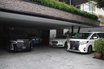 ASET DIRAMPAS: Pasukan Polis Singapura (SPF) telah menangkap sekumpulan warga asing kerana didakwa terlibat dalam aktiviti pengubahan wang haram. Antara aset yang dirampas termasuk kereta mewah, minuman keras dan barang kemas. 